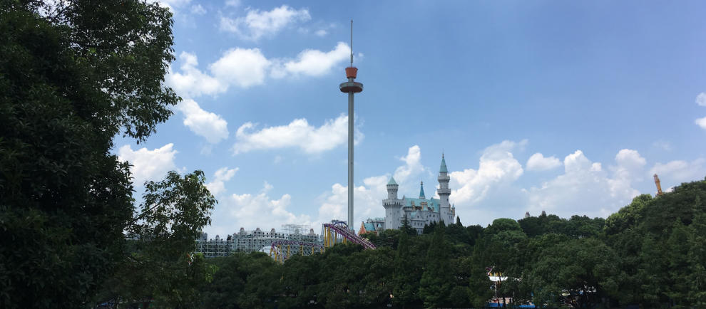 Ein Blick auf den Sky Tower von Huss Rides im chinesischen Freizeitpark Changsha OCT Window of the World © Huss Rides
