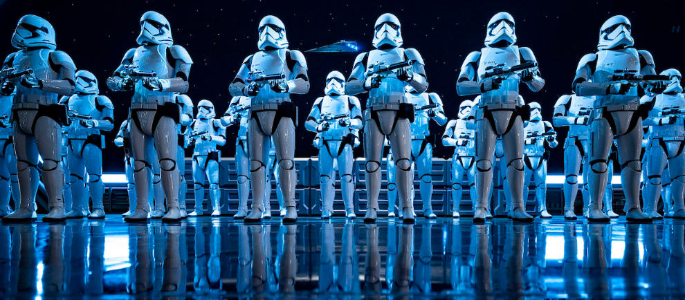Unmengen Sturmtruppen erwarten die Besucher in „Star Wars: Rise of the Resistance“ © Disney