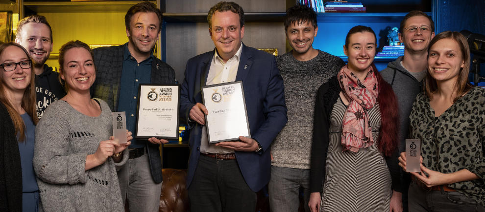 Michael Mack, geschäftsführender Gesellschafter Europa-Park (5.v.l.) und Werbeleiter Jan-Markus Wulff (4.v.l.) freuen sich über den Doppel-Erfolg des Werbe-Teams von MackMedia © Mack Media