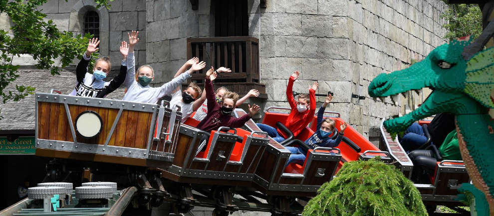 Selbst mit Maske macht die "Drachenjagd" einen großen Spaß! © Legoland Deutschland Resort