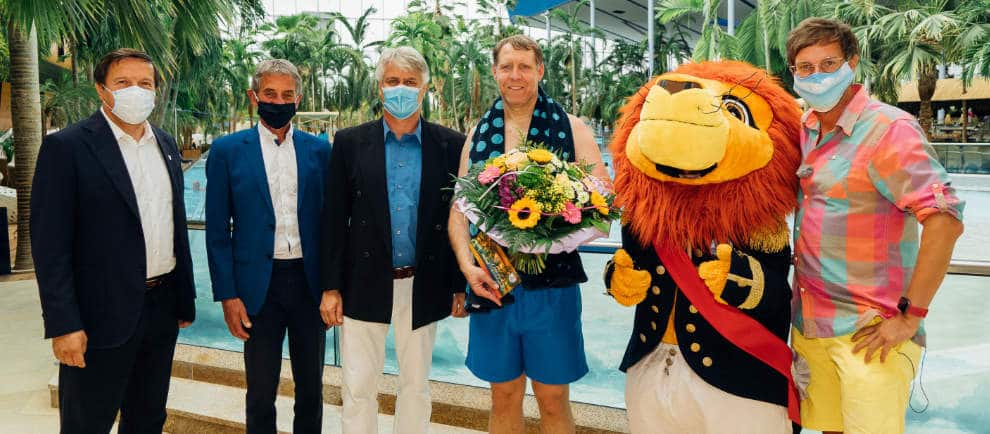 Der erste Gast wurde von Max Gotz, Oberbürgermeister der Stadt Erding, dem 1. Stellvertretenden Landrat Franz-Josef Hofstetter sowie Thermen-Geschäftsführer Jörg Wund und Geschäftsleiter Marcus Maier persönlich begrüßt. Er freute sich über Blumen, Champagner und die Einladung in ein exklusives See-Chalet. © Therme Erding