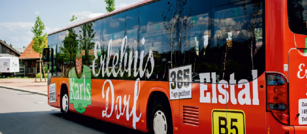 Verbindet Berlin mit Karls Erlebnis-Dorf Elstal: Der Erdbeershuttle © Karls Erlebnis-Dorf