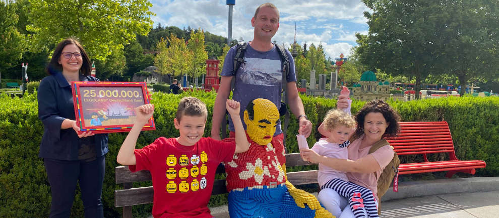 LEGOLAND Deutschland feiert den 25-millionsten Gast: Familie Dryjariski bekam von Manuela Stone eine Urkunde im LEGO Rahmen überreicht. © Legoland Deutschland Resort