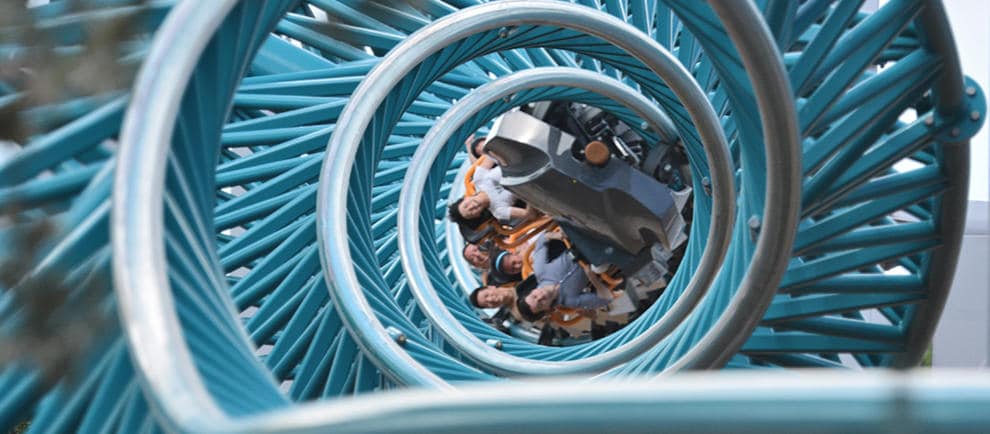 "Colossus" im Thorpe Park dreht die Gäste 10x auf den Kopf © Intamin