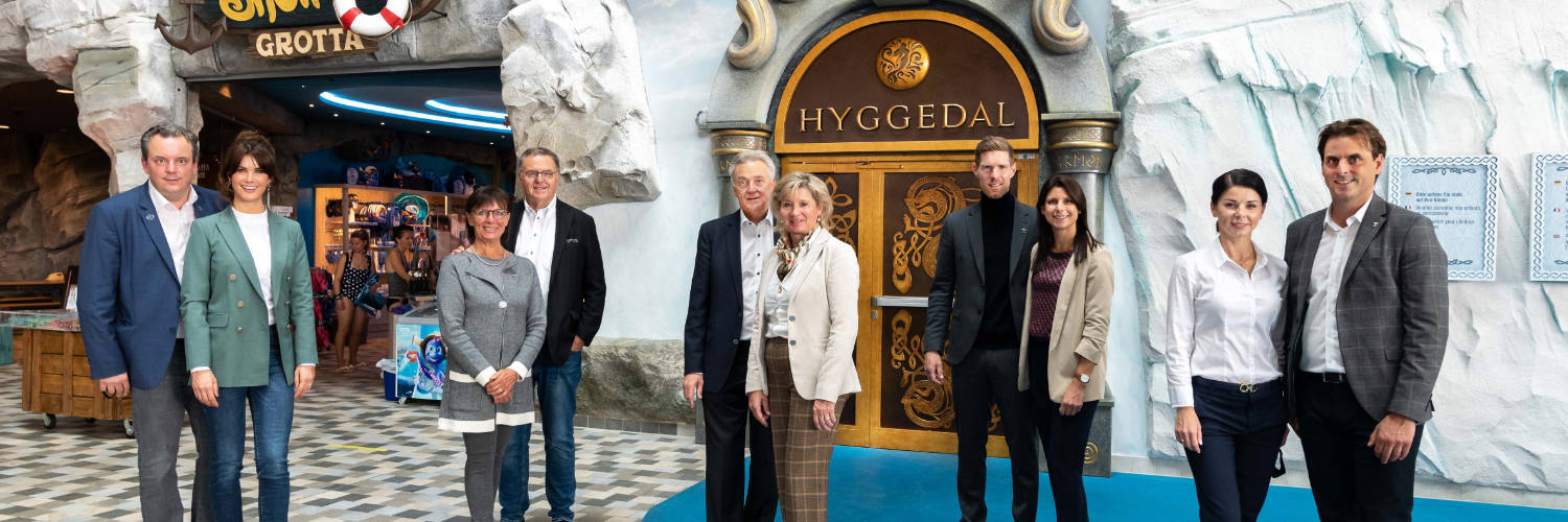 Die Europa-Park Inhaberfamilie Mack freut sich über die Fertigstellung der neuen Wohlfühloasen – hier vor dem imposanten Eingangstor von "Hyggedal". © Europa-Park Resort