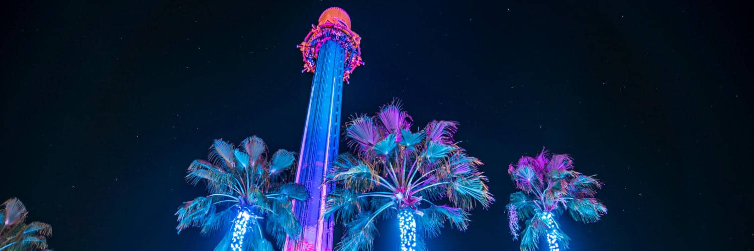 Auch während Christmas Town, ist Falcons Fury ein Eyecatcher. © Busch Gardens Tampa