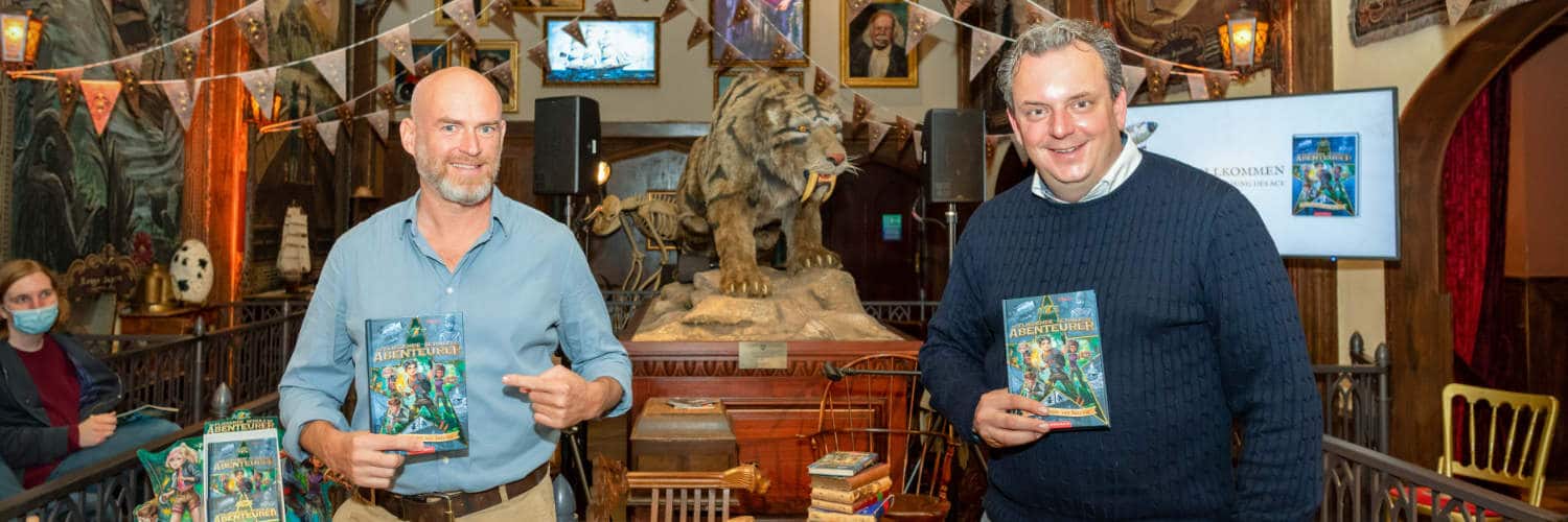 Buchautor THiLO präsentiert mit Michael Mack, geschäftsführender Gesellschafter des Europa-Park und Geschäftsführer von MackMedia, den neuen Roman „Der Feuertiger von Batavia“. © Europa-Park Resort