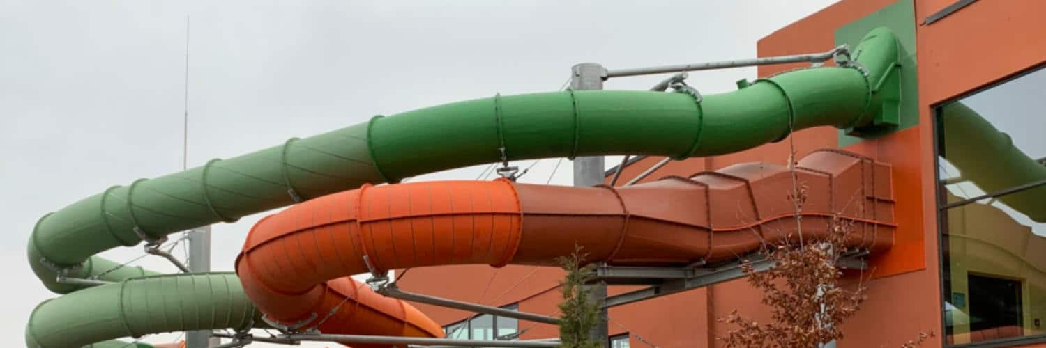 Ein Blick auf den AquaRacer und die Röhrenrutsche der Havel Therme © Aquarena