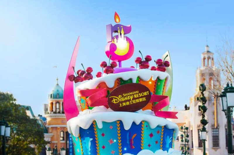 Auch die Parade im Shanghai Disneyland wird festlich aufgewertet. © Disney