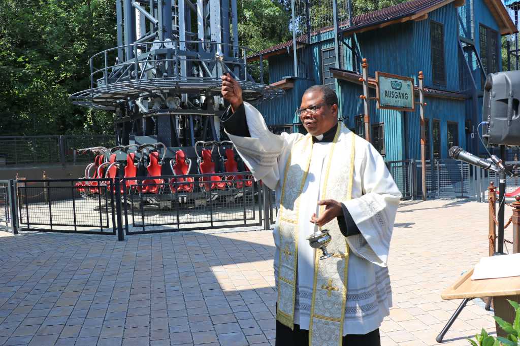 Pfarrer Dr. Theodore bei der Segnung des neuen Freifallturms Voltrum. © Bayern Park