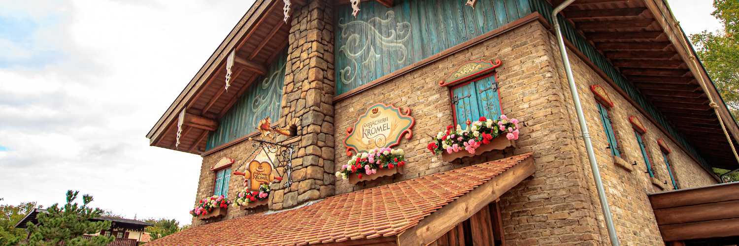 Mit ihren Fensterläden, dicken Holzbalken und thematischen Malereien fügt sich die Bäckerei Krümel perfekt in die alpenländische Szenerie ein. © Efteling