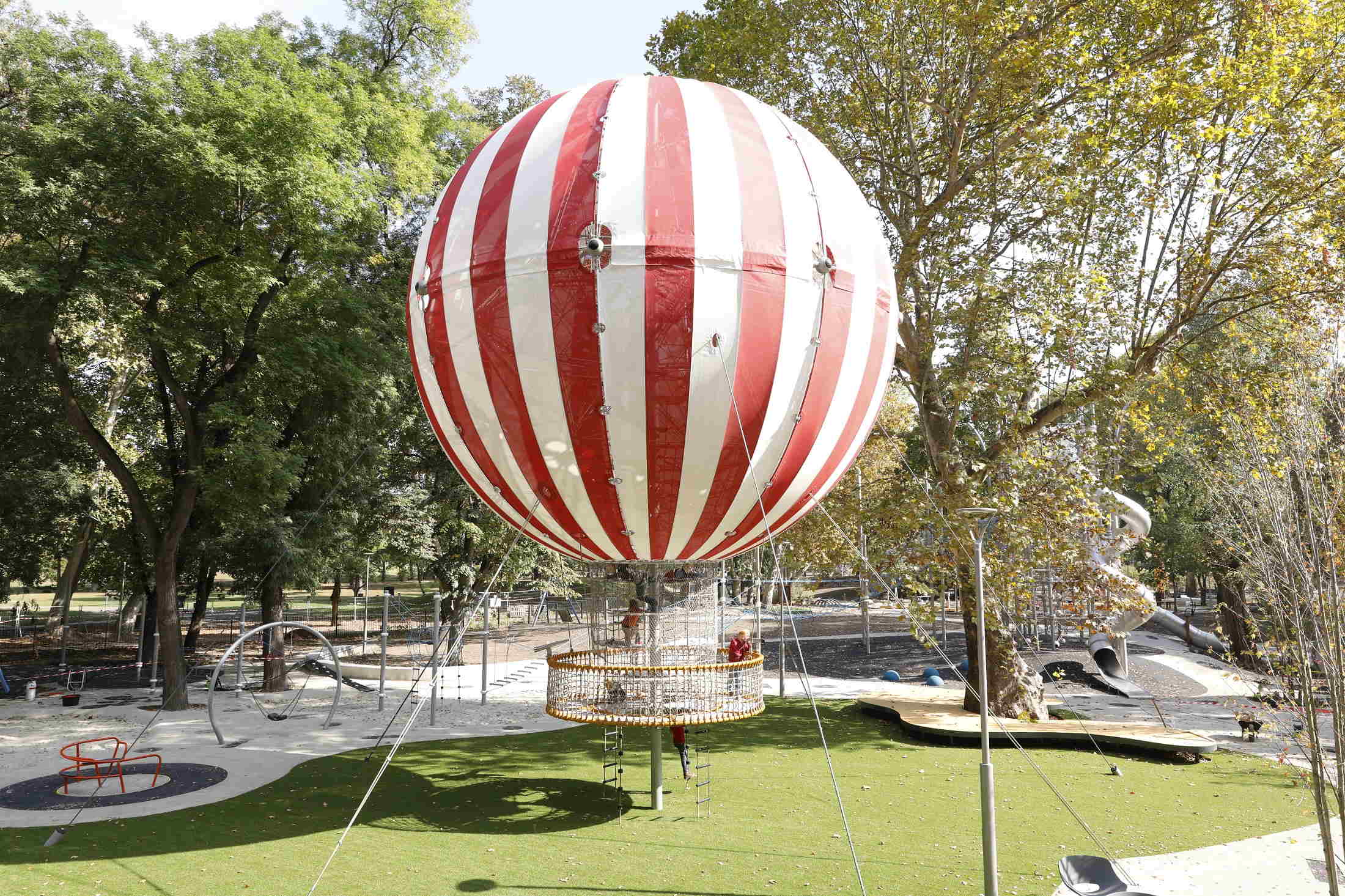 Landesfamilienpass-Tag im Schwaben Park: 10 Prozent sparen für Familien 4 %0 Jahre Schwaben Park. Es gibt einen neuen Kletterballon der Berliner Seilfabrik