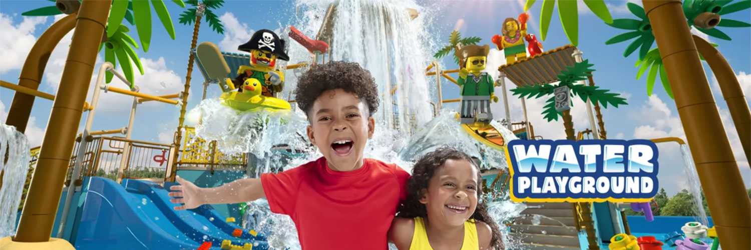 Zwei Kinder haben sehr viel Spaß auf dem Wasserspielplatz im Legoland New York