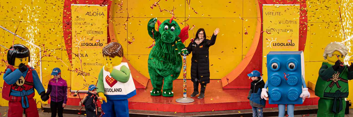 An der Seite der LEGOLAND Stars und mit viel Konfetti eröffnete LEGOLAND Geschäftsführerin Manuela Stone die Jubiläumssaison. © Legoland Deutschland Resort