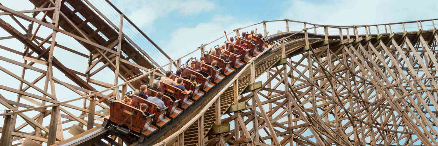 Die Holzachterbahn Troy fährt gerade eine Steigung hinauf im Freizeitpark Toverland