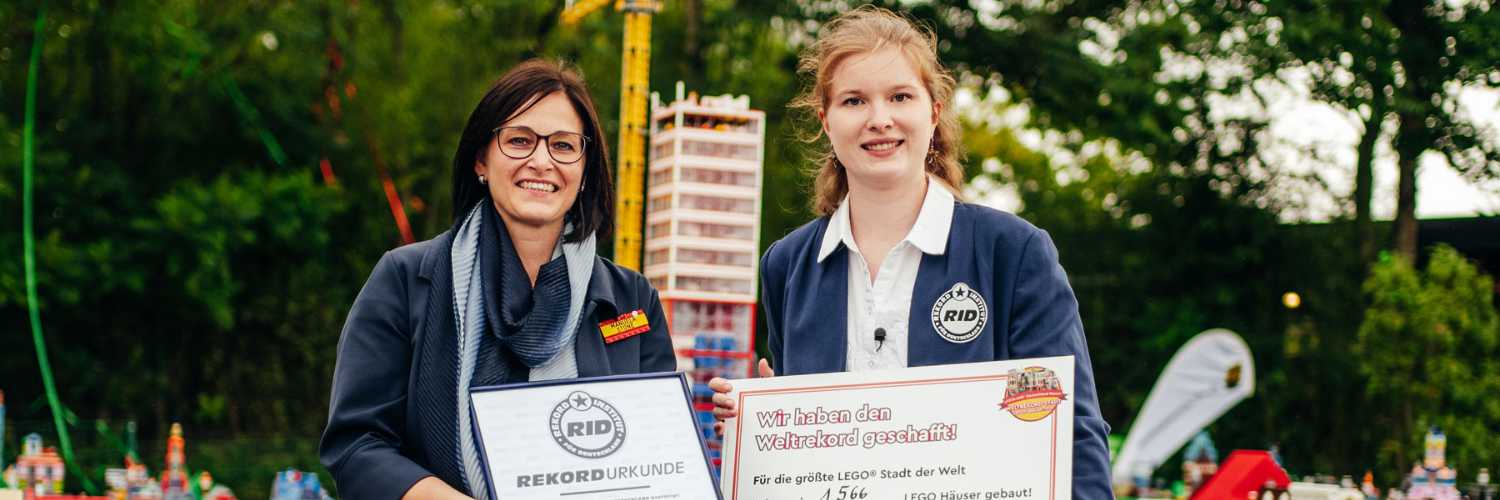 Laura Kuchenbecker vom Rekord-Institut für Deutschland erklärt den LEGOLAND® Weltrekord ganz offiziell für geknackt. © Legoland Deutschland Resort