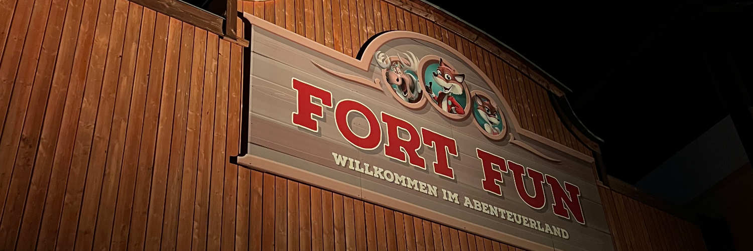 Fort Fun Abenteuerland Eingang am Abend © ThemePark-Central.de / Christopher Hippe