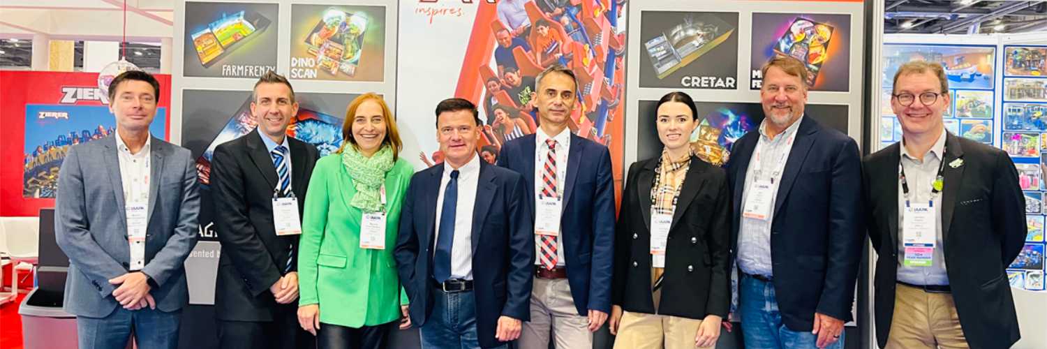 Das Zierer-Team freut sich über die erfolgreiche IAAPA Expo Europe in London und steht bereits für die nächste Messe in den Startlöchern: Bei der IAAPA in Orlando, Florida, von 15. bis 18. November 2022 ist Zierer auf Stand Nr. 4424 vertreten. © Zierer