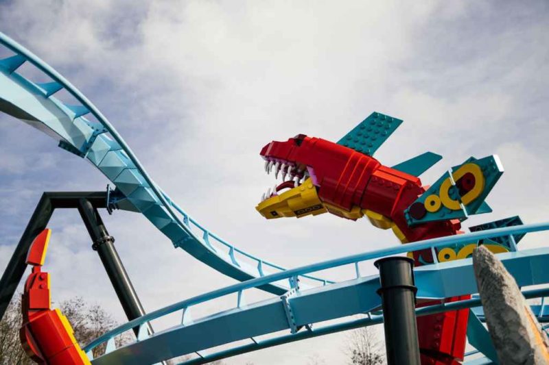 Der welterste LEGOLAND Wing Coaster MAXIMUS - Der Flug des Wächters umrundet einmal die neue Welt LEGO MYTHICA mit den farbenfrohen Modellen. © Legoland Deutschland