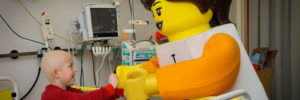 Kleine Patienten bekommen Besuch vom LEGOLAND Girl