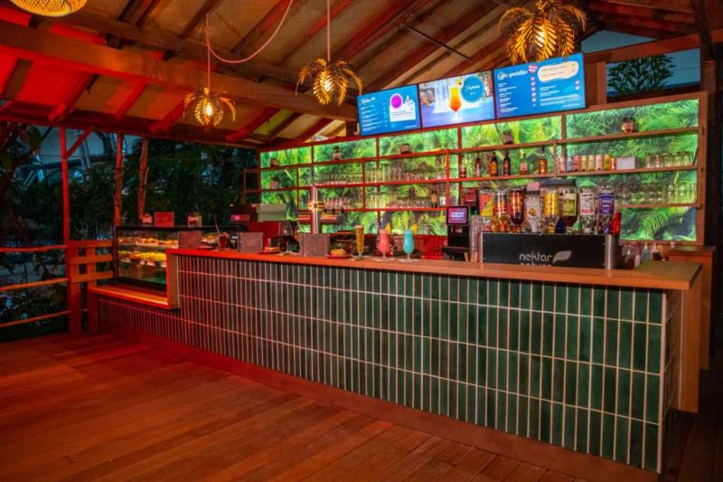 Die Lagoon Bar erstrahlt in einem tropischen Setting mit einigen Holzelementen und ist eine der vielen Tropical Islands Neuheiten 2023.