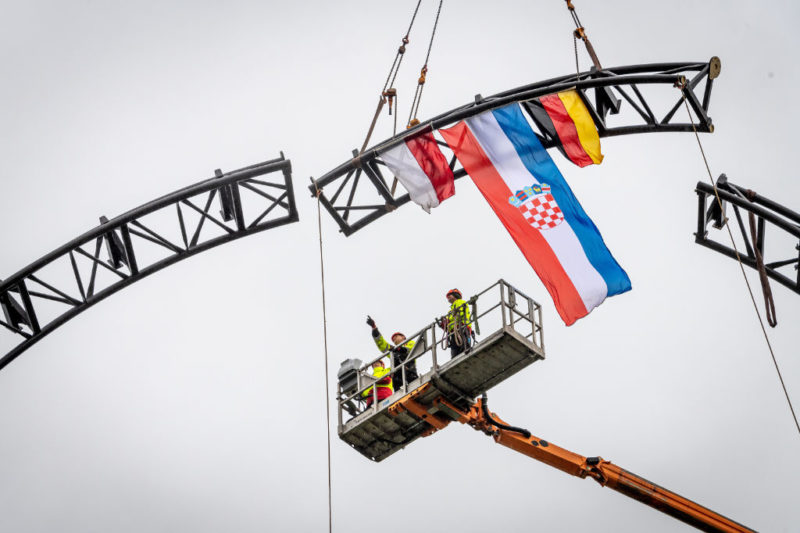 Die Schiene ist 6,71 Meter lang und wiegt 1,9 Tonnen – dabei repräsentieren die Flaggen den deutschen Hersteller MACK Rides, den neuen kroatischen Themenbereich und die polnische Aufbau-Crew von RCS. © Europa-Park Resort