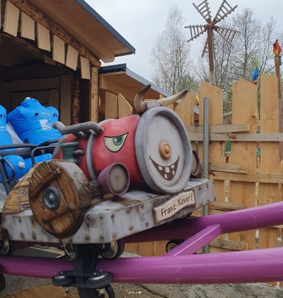 Das Front-Car der neuen Familienachterbahn "FirleFranz" ©Bayernpark