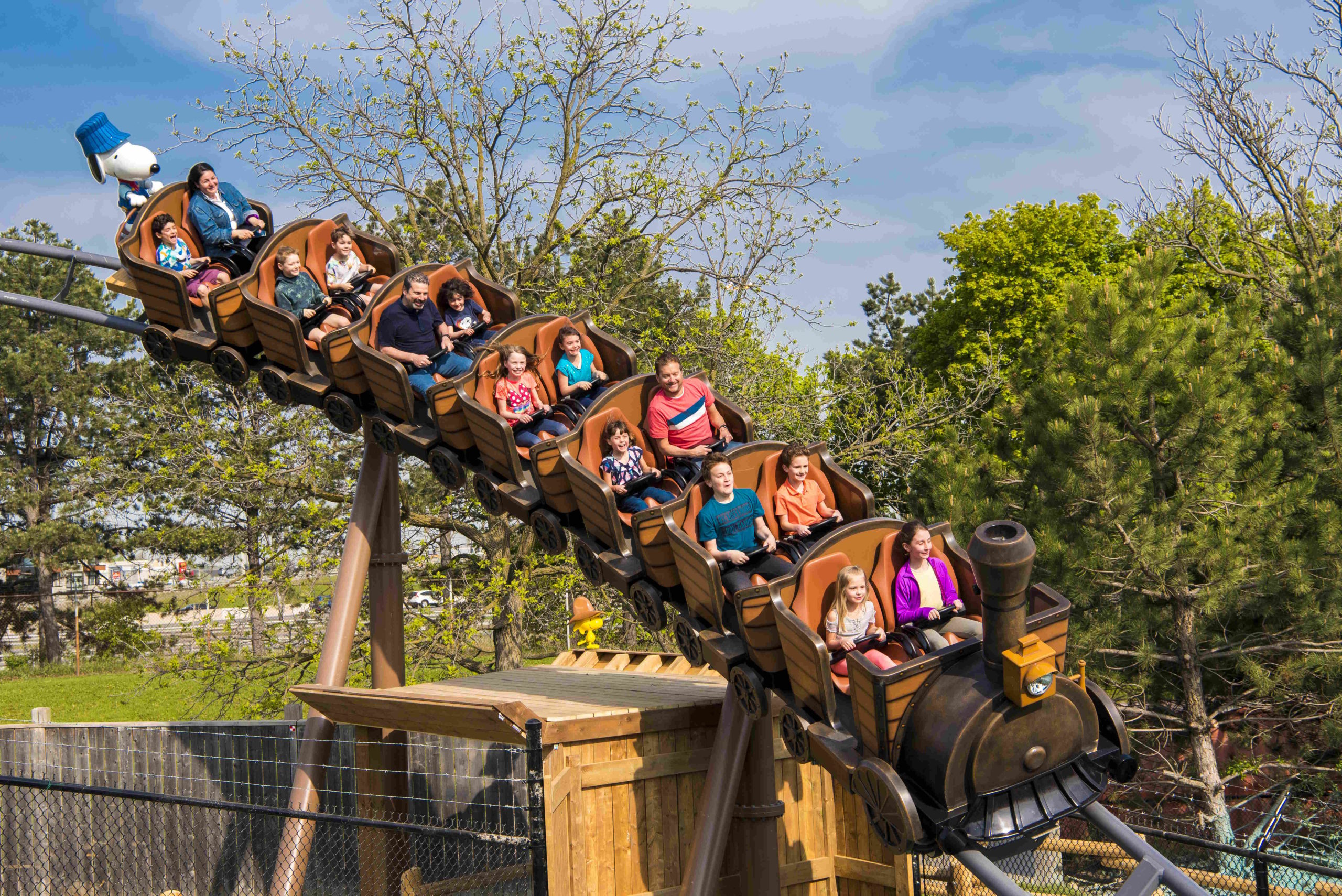 The DareDeviler: Canada's Wonderland benennt seinen Vekoma SLC zum dritten Mal um 3 Snoopy's Racing Railway auf voller Fahrt ©ART Engineering