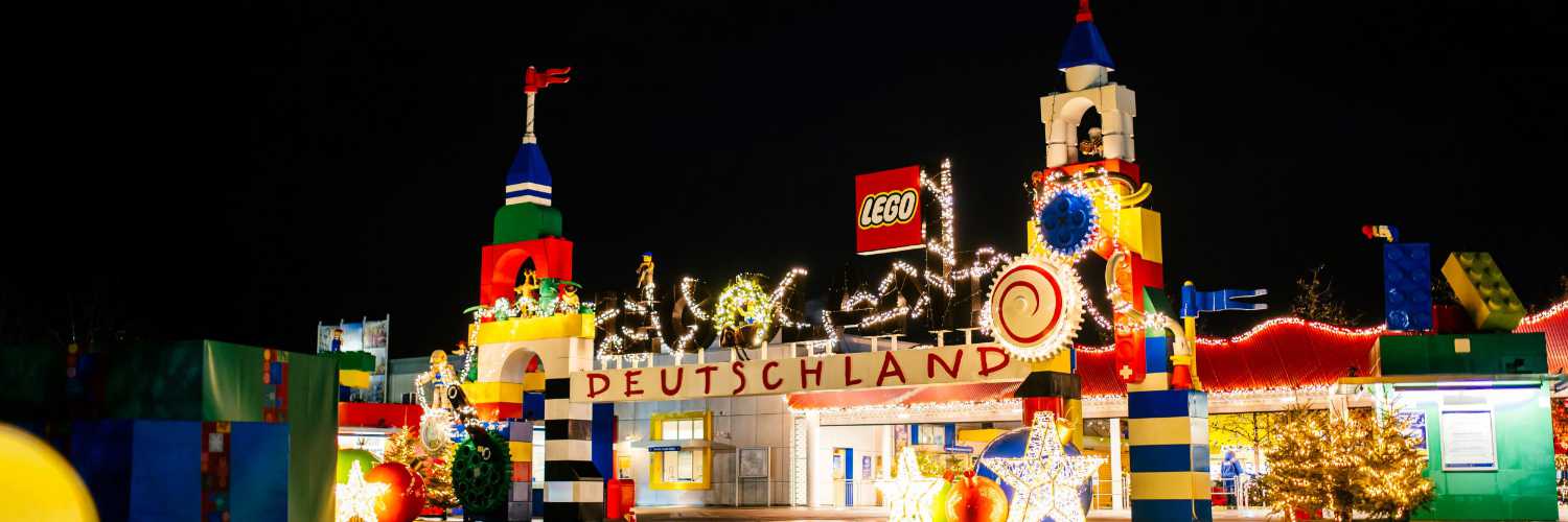 Hell funkelnd lädt der Eingangsbereich zum WinterWonder Legoland ein. © Legoland Deutschland Resort