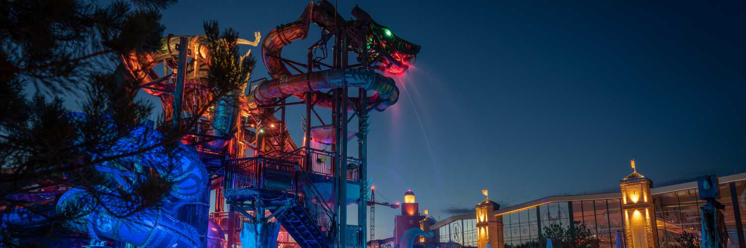 Anlässlich der Rulantica Sommernachtsparty am 12. August erwacht bei einer nächtlichen Illumination die Meeresschlange Svalgur zum Leben. © Europa-Park Resort