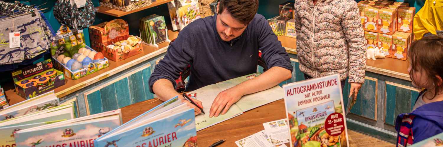 Autor Dominik Hochwald signierte die Bücher der jungen Dinofans. © Europa-Park Resort