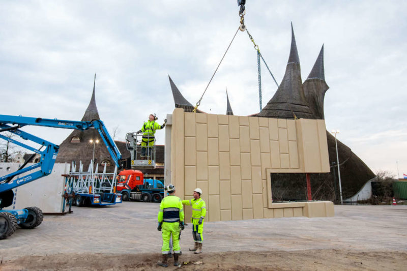 Die erste Fassadenteile vom Efteling Grand Hotel sind angekommen.