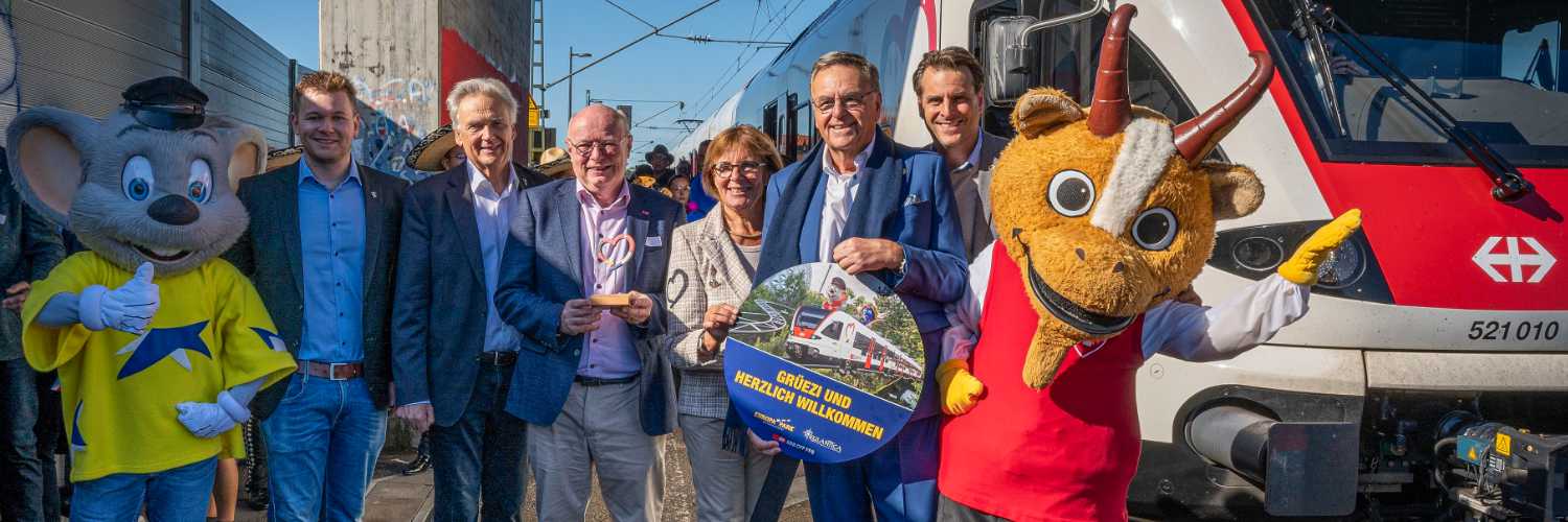 Frederik, Jürgen, Marianne, Roland und Thomas Mack begrüßen gemeinsam mit Vincent Ducrot (CEO SBB, 3. v. l.) den ersten Railcoaster am Bahnhof Ringsheim/Europa-Park © Europa-Park Resort