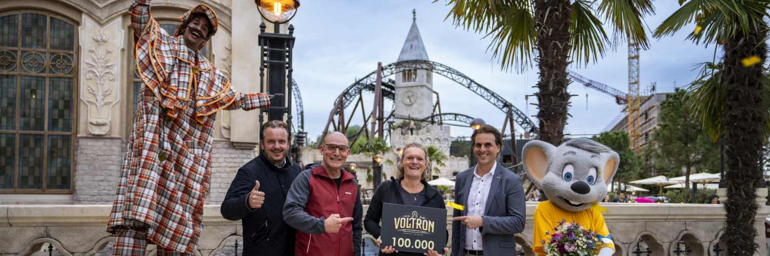 Michael und Thomas Mack mit Anne-Marie Vonk, 100.000 Fahrgast von Voltron Nevera, und ihrem Mann © Europa-Park Resort