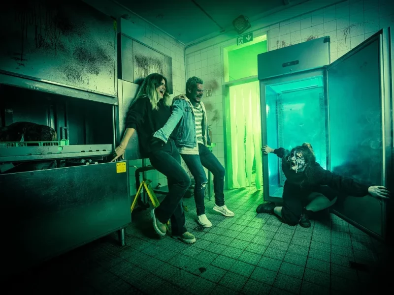 Halloween Fright Nights im Plopsaland Deutschland-So fanden wir das Event dieses Jahr! 5 PLD25 HalloweenFrightNights Schnitzelhaus Hero.jpg.webp