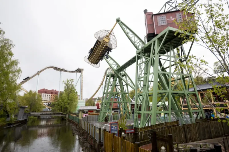 Alle an Bord: Lisebergs Stormvåg nimmt die ganze Familie mit auf die Sturmwelle 2 Stormvåg © Liseberg