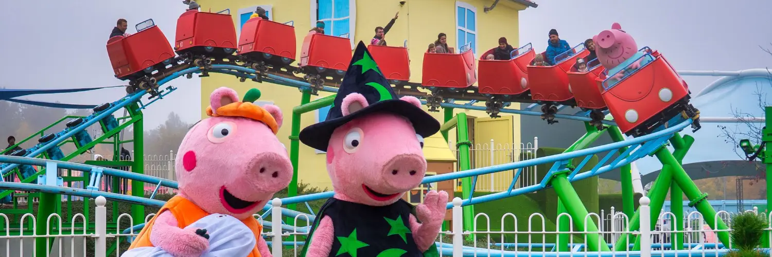 Groupon Deal: Mit Peppa Pig auf Entdeckungstour und dabei beim Eintritt im PEPPA Pig Park sparen 2 Der PEPPA PIG Park Günzburg feiert vom 18. Oktober bis 9. November 2025 eine große Halloween-Party voller bunter Lichter, kindgerechter Gruselstimmung und ganz viel Mitmach-Spaß. © Legoland Deutschland Resort