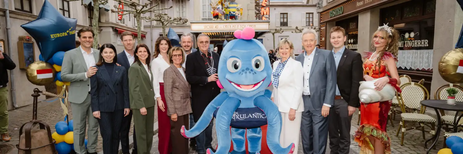 Monaco trifft Schwarzwald: Europa-Park eröffnet seinen 18. Themenbereich 5 Die Inhaberfamilie Mack gemeinsam mit dem Rulantica Maskottchen Snorri bei der Premiere des neuen 4D-Films „SNORRI 4D - Catch Me If You Candy“ © Europa-Park Resort