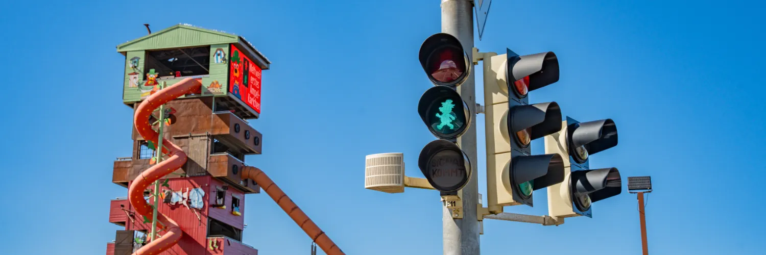 Rotes Licht, großes Lächeln: Karls installiert weltweit einzigartige Maskottchen-Ampel 2 © Karls