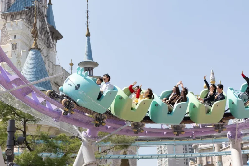 Maple Island: Lotte World Seoul eröffnet neuen Themenbereich für Familien mit drei Zamperla-Attraktionen 2 "Maple Island" in der Lotte World © Zamperla