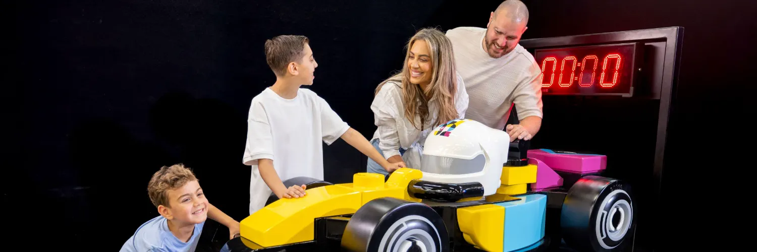 LEGO F1 kommt ins LEGOLAND Deutschland: Das erwartet dich beim Festival 2026 2 Beim LEGO Festival im LEGOLAND Deutschland Resort erleben Familien vom 20. Juli bis 30. August in der Thrill Zone mit LEGO F1 die Atmosphäre eines Renntags, wechseln Reifen gegen die Uhr, bauen eigene LEGO Rennwagen und lassen sich von der Show "Boxengasse Showtime" mitreißen. © Legoland Deutschland