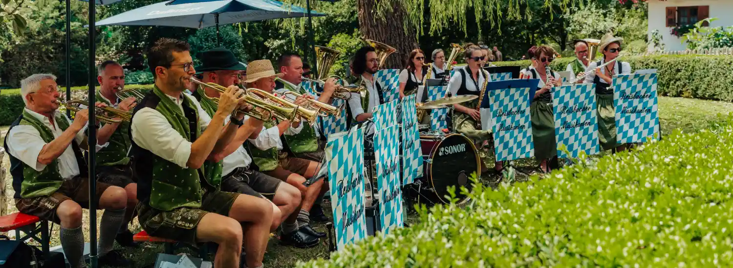 35 Jahre Bayern-Park: So wurde das Jubiläum gefeiert 2 Reisbacher Musikanten sorgten für die musikalische Untermalung © Bayern Park