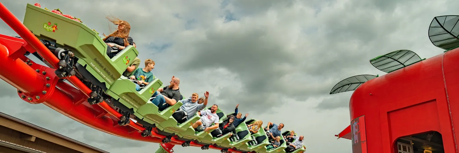 Bettys Beerchen Boomerang: Karls Erlebnis-Dorf Döbeln eröffnet weltweit einzigartige Familienachterbahn 11 "Bettys Beerchen Boomerang" © Karls