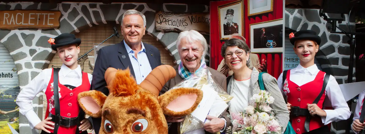 Europa-Park ehrt Emil Steinberger mit eigener Erlebniswelt 5 Roland Mack, Inhaber Europa-Park, gemeinsam mit Emil und Niccel Steinberger bei der offiziellen Eröffnung des "Emil-Hüüsli" und von "Emils Bühnenwelt" im schweizer Themenbereich des Europa-Park © Europa-Park Resort