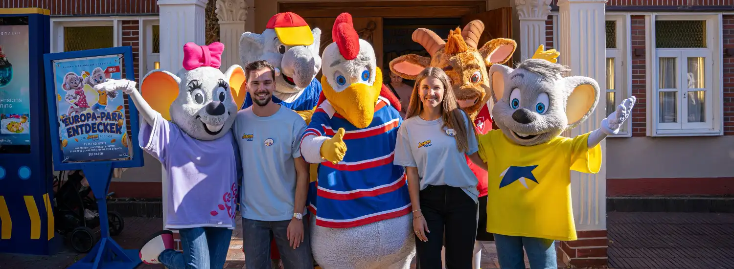Ed & Edda gehen auf Sendung: Europa-Park startet ersten Kinderpodcast 4 Das Moderationsduo Manuel und Theresa gemeinsam mit Ed & Edda und ihren Freunden © Europa-Park Resort